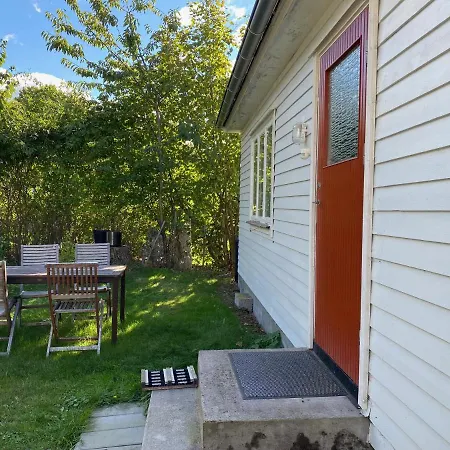 Stuga Centrala Faerjestaden Med Gangavstand Till Det Mesta Exterior photo
